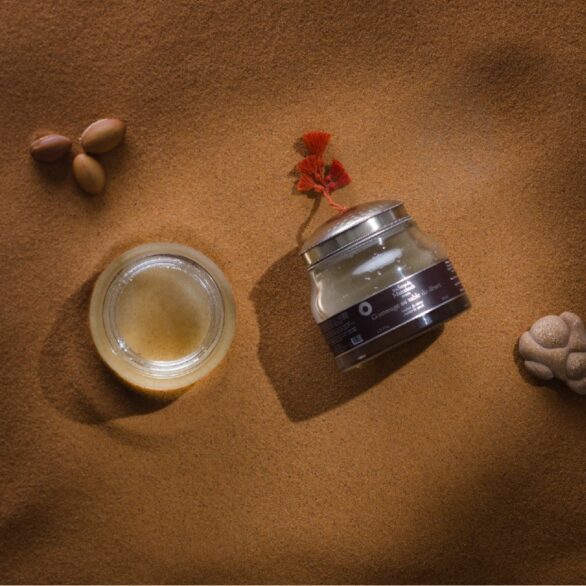 Dykumų smėlio kūno šveitiklis gintaro ir muskuso kvapo desert-sand-body-scrub-amber-and-musk Violetaeshop